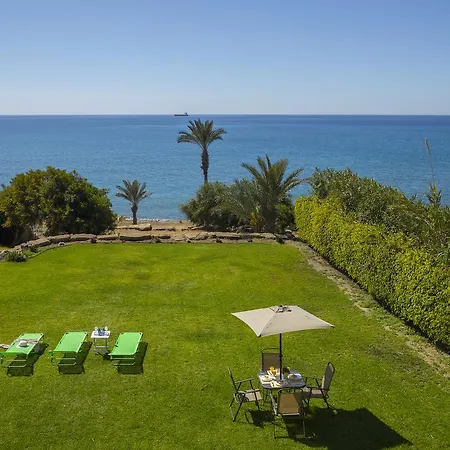 Maroni Beachfront لارنكا